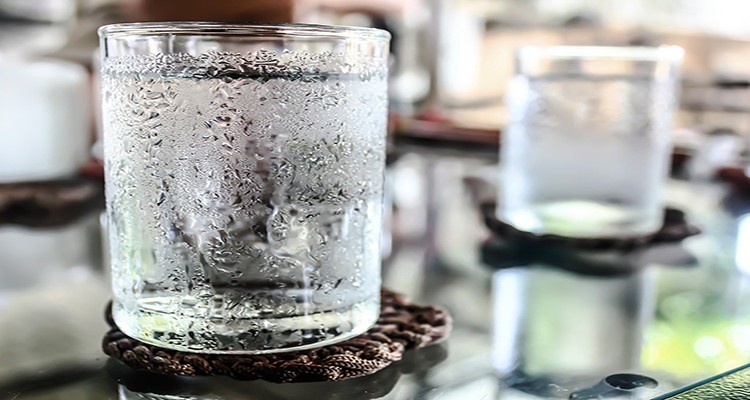چرا نباید آب سرد و خنک بنوشیم