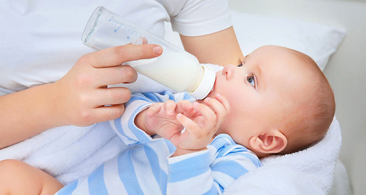 بهترین زمان برای از شیر گرفتن نوزاد