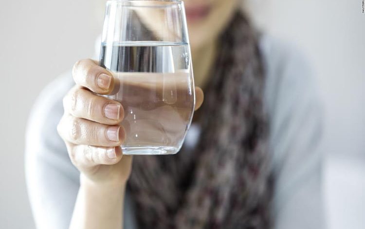 آیا نوشیدن روزانه ۸ لیوان آب، صحیح است؟