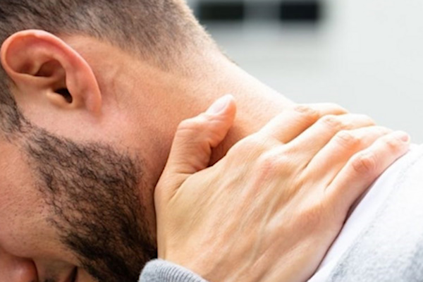 علل گرفتگی و درد گردن و درمان آن در طب نوین