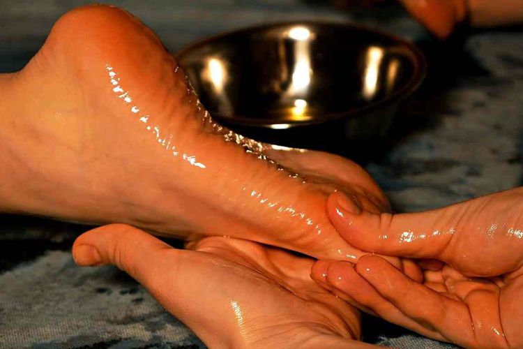 فواید بی نظیر روغن مالی کف پا در طب سنتی